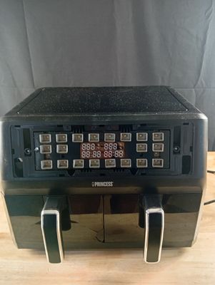 une image représentant une radio posée sur une table