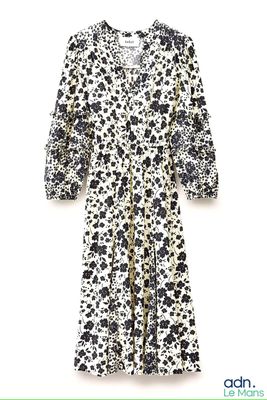 une robe blanche et noire ornée de fleurs noires et blanches
