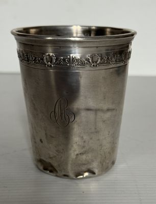 une coupe en argent posée sur une table