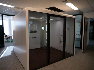 une photo d'un bureau avec une porte vitrée
