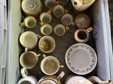 plusieurs tasses et soucoupes rangées ensemble dans une boîte