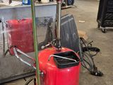 une borne d'incendie rouge située au milieu d'un parking à étages