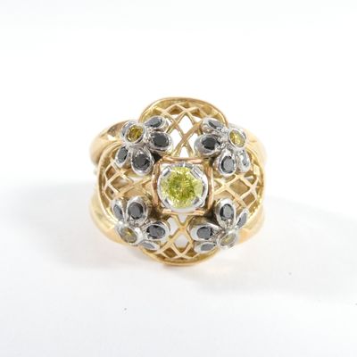 une image représentant une bague en diamant jaune et noire sur fond blanc