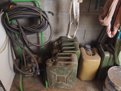 beaucoup de bidons d'essence et de tuyaux dans un garage