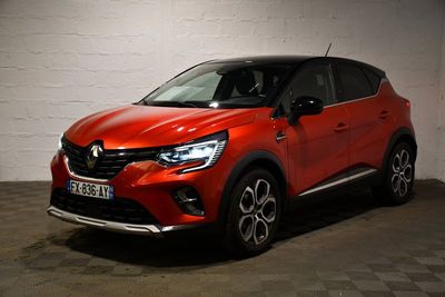 une voiture rouge garée dans un garage au sol en damier