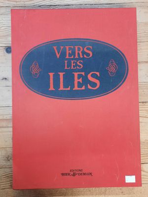 un livre rouge posé sur une table en bois
