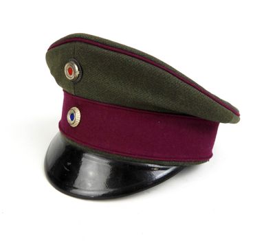 une image représentant un chapeau militaire sur fond blanc