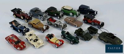 un grand nombre de petites voitures posées sur une table