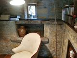 une chaise et une lampe dans une pièce aux murs en pierre