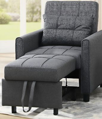 un fauteuil gris et un pouf dans un salon avec un tapis