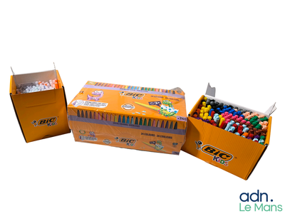 deux boîtes de crayons de couleur et une boîte de crayons de couleur