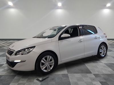 la photo d'une voiture blanche garée dans une salle d'exposition