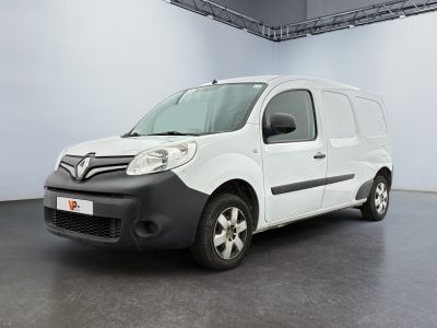 la photo d'une camionnette blanche garée dans un garage