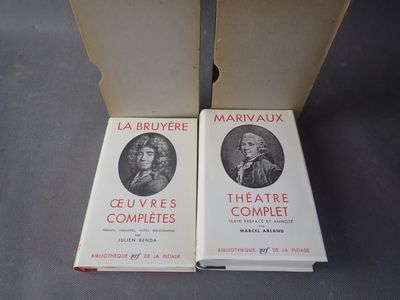 deux livres dans une boîte posée sur une table