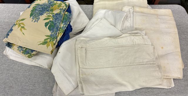 10 draps dont ajourés, un dessus de lit. Vendu en l’état sans vér