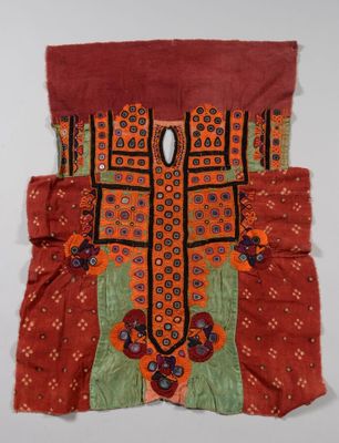 un gilet brodé orange et vert, orné d'un motif floral