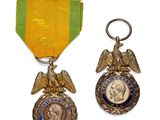 deux médailles et une médaille sur fond blanc