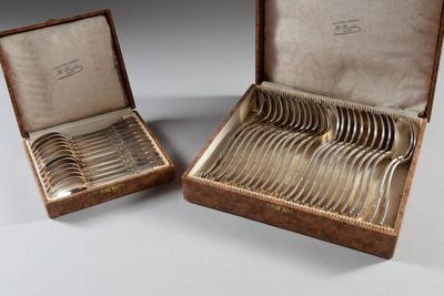 paire de cuillères et fourchettes anciennes en métal argenté, présentées dans un étui