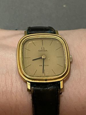 une montre en or au poignet d'une personne
