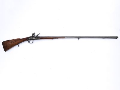 un fusil avec un canon en bois et une poignée en métal