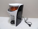 une image représentant une cafetière sur laquelle est posée une tasse