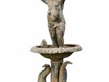 une statue représentant un garçon tenant un bol au-dessus d'un bain d'oiseaux