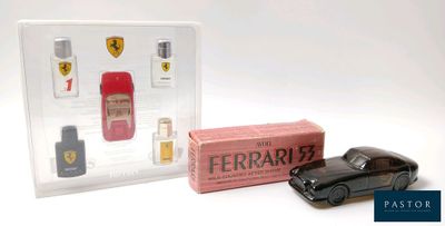 une petite voiture miniature à côté d'une boîte de parfums