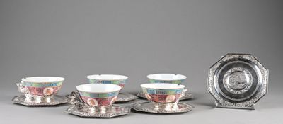 cinq tasses et soucoupes posées sur un plateau en argent