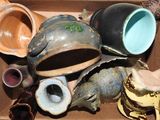 une boîte remplie de vases et de bols de toutes sortes