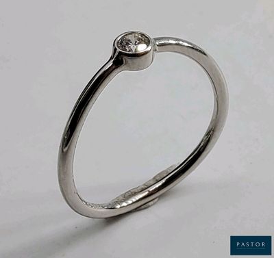 TIFFANY & CO - Bague solitaire en platine (950 millièmes) se…