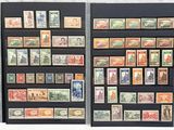 de nombreux types de timbres exposés sur le mur