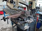 une machine qui se trouve dans un garage