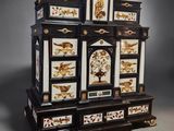 une commode en noir et blanc décorée d'oiseaux