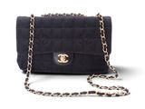 Sac Chanel à rabat en cuir d'agneau matelassé noir, avec finitions dorées