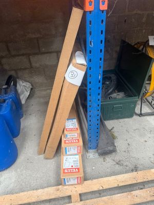 plusieurs pièces de bois sont empilées dans un garage