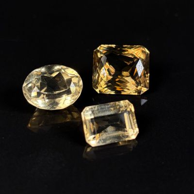 Lot composé de trois citrines sur papier une taillée à pans …