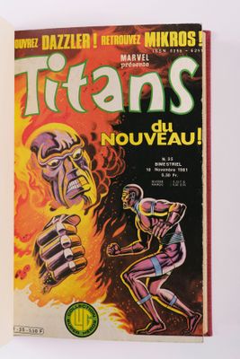 gros plan d'un livre sur une surface blanche