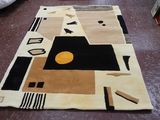 un tapis posé sur le sol du salon