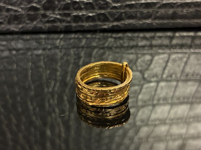 Bague en or 18 carats 750 millièmes constituée de 7 anneaux liés....