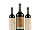 trois bouteilles de vin sur lesquelles figure le visage d'une femme