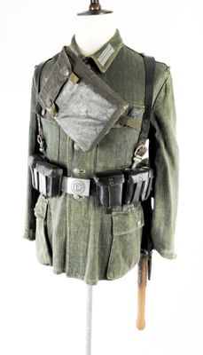 une photo d'un uniforme militaire sur un mannequin coiffé d'un chapeau