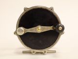 une horloge posée sur un support sur une table