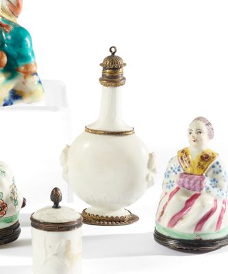 un ensemble de figurines en porcelaine disposées les unes à côté des autres