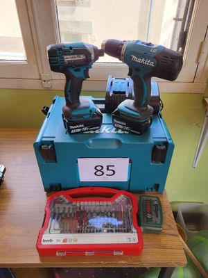 deux outils électriques posés sur une boîte bleue
