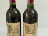 deux bouteilles de vin rouge posées l'une à côté de l'autre sur une table