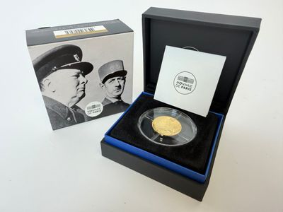 l'image d'une pièce d'or dans une boîte noire, sur laquelle figurent deux hommes en uniforme