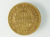 une pièce d'or ornée d'une couronne sur l'avers