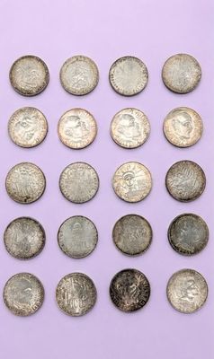 un groupe de pièces d'argent posées sur une surface violette