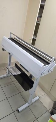 une machine posée sur le sol d'une pièce