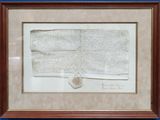 un vieux bout de papier avec des inscriptions, encadré